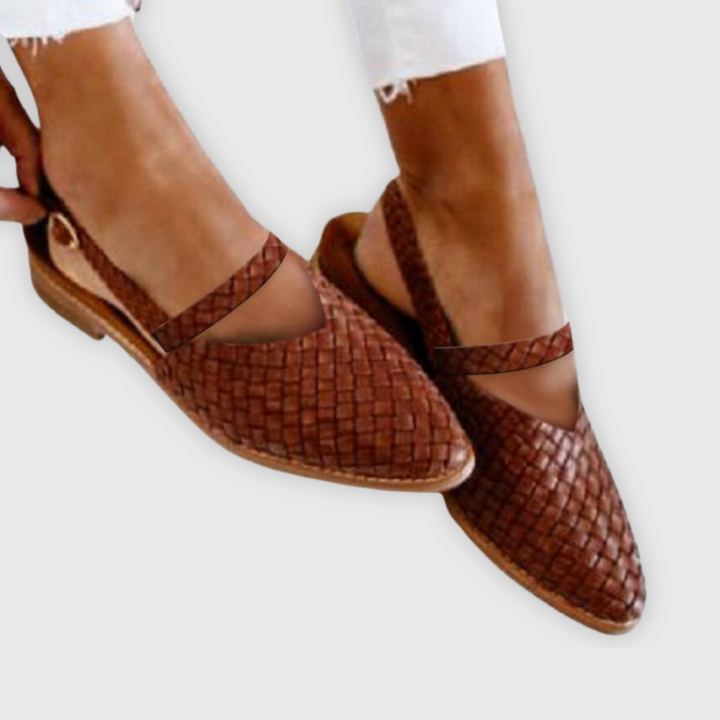 "Geflochtene Damen-Sandalen aus Echtleder, handgefertigt, moderne Optik, atmungsaktiv, ideal für sonnige Tage."