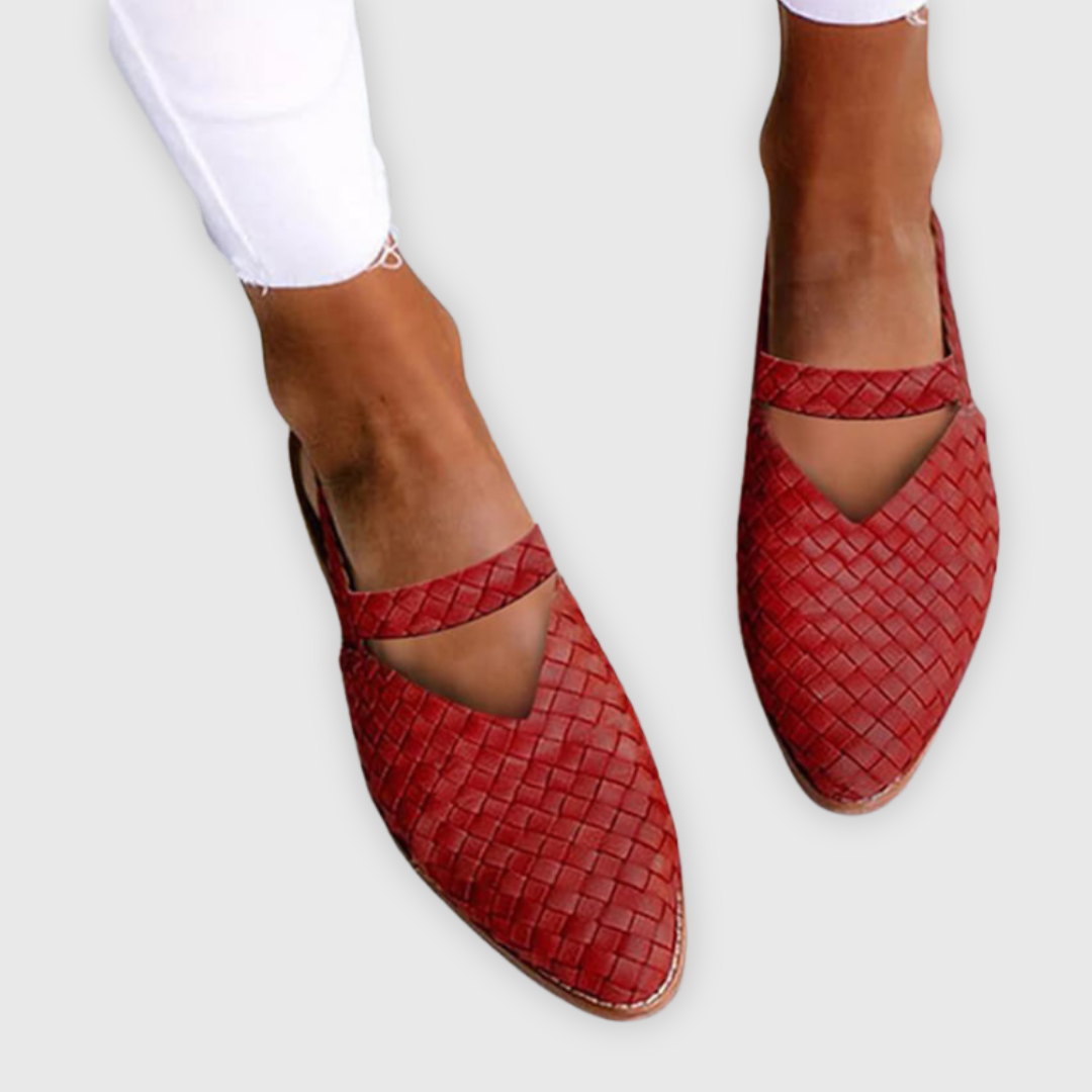 "Geflochtene Damen-Sandalen aus Echtleder, handgefertigt, moderne Optik, atmungsaktiv, ideal für sonnige Tage."