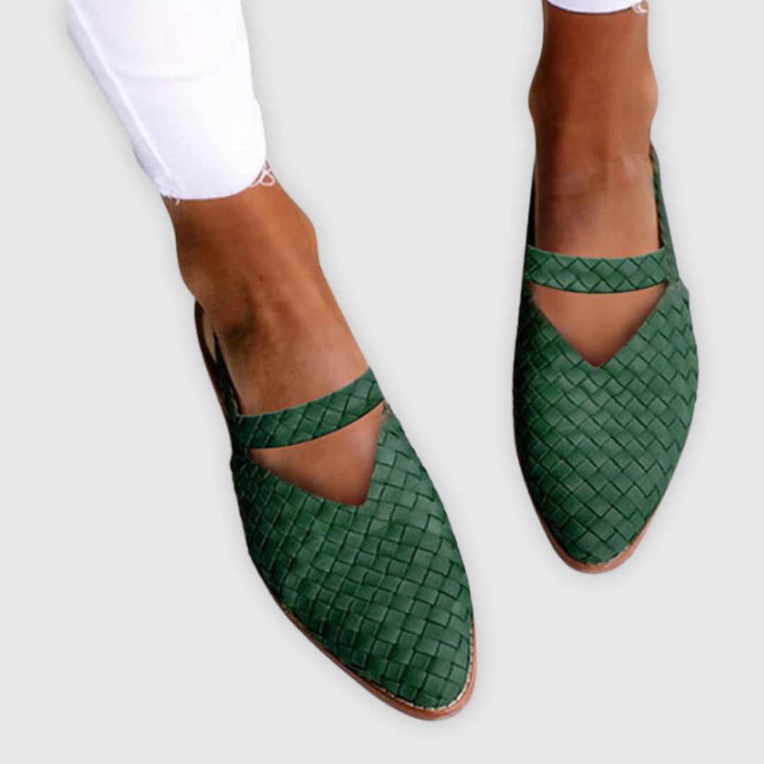 "Geflochtene Damen-Sandalen aus Echtleder, handgefertigt, moderne Optik, atmungsaktiv, ideal für sonnige Tage."