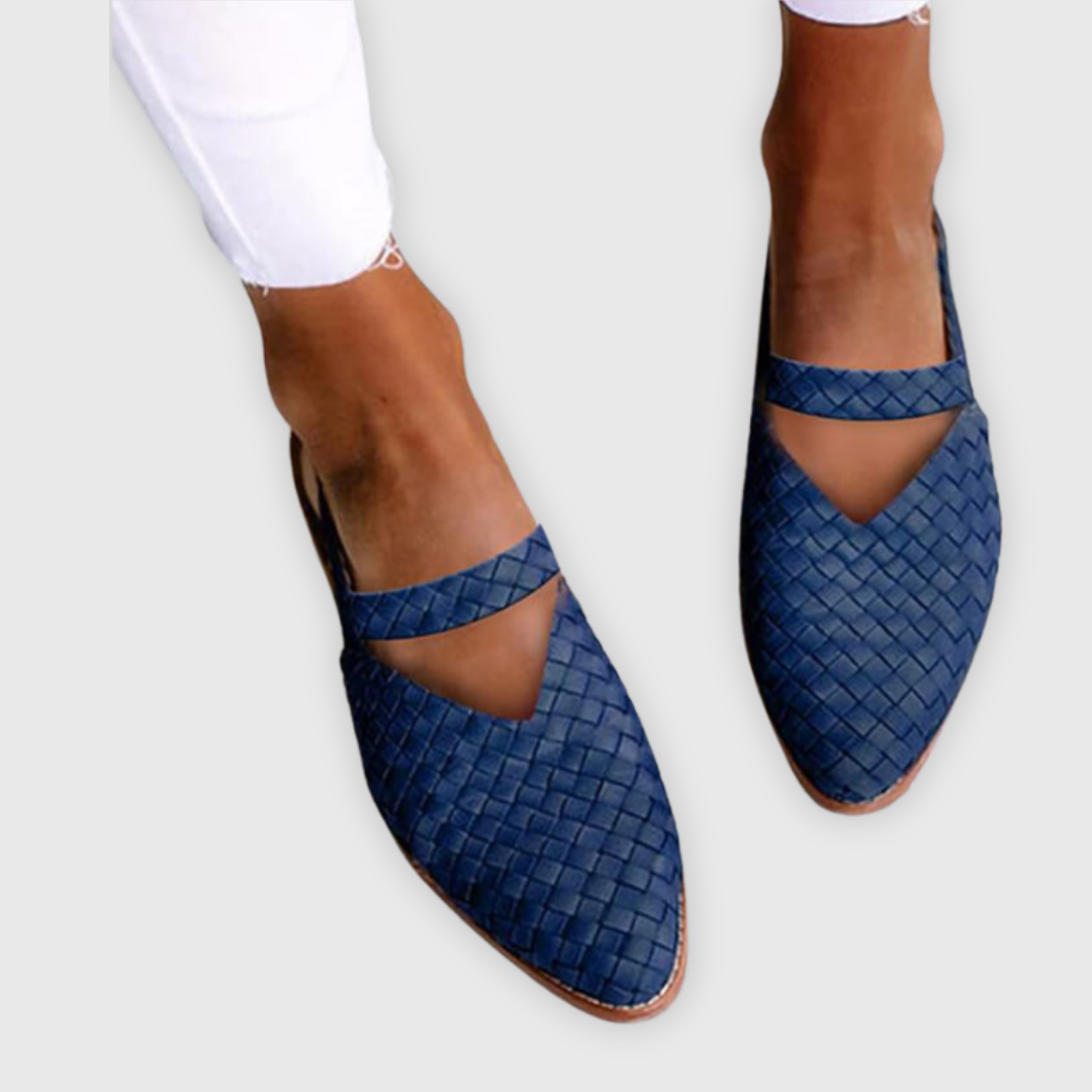 "Geflochtene Damen-Sandalen aus Echtleder, handgefertigt, moderne Optik, atmungsaktiv, ideal für sonnige Tage."