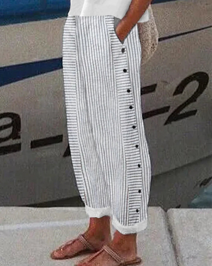 Gestreifte, kurze Damen Sommerhosen, leicht und schick, ideal für warme Tage, modisches Design, atmungsaktive Stoffe.