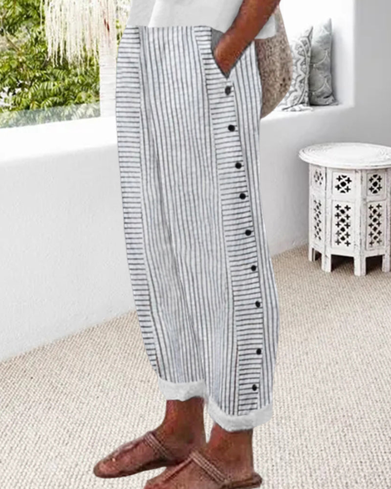 Gestreifte, kurze Damen Sommerhosen, leicht und schick, ideal für warme Tage, modisches Design, atmungsaktive Stoffe.