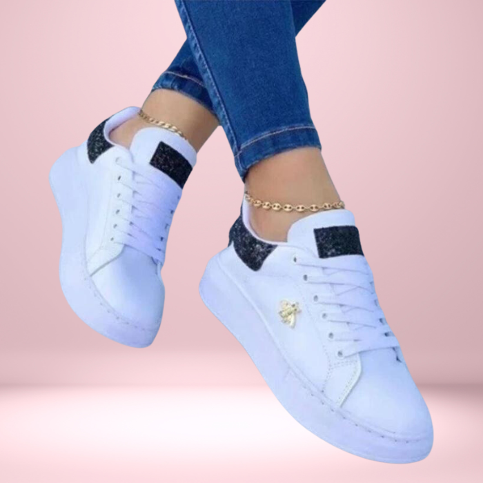 Glitzernde Damen-Sneaker mit funkelndem Design, ideal kombiniert mit verschiedenen Outfits, bieten Komfort und Glamour.