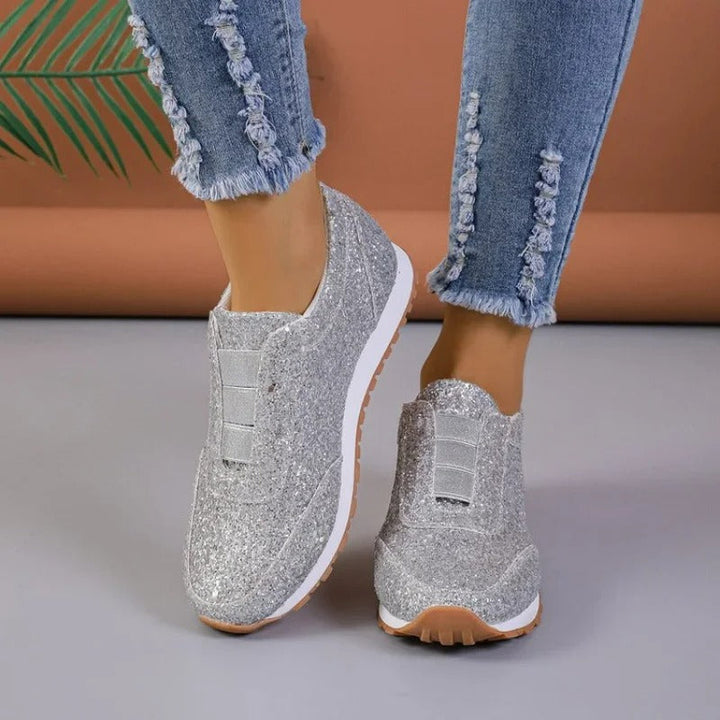Glitzernde Nika Damen Sneakers, elegant und komfortabel, seitlich dargestellt. Perfekt für sommerliche Abenteuer.