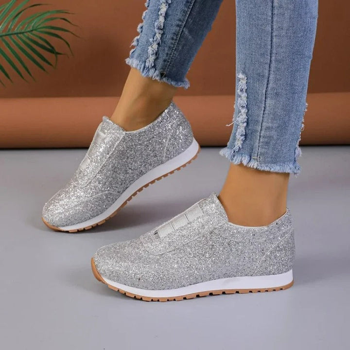 Glitzernde Nika Damen Sneakers, elegant und komfortabel, seitlich dargestellt. Perfekt für sommerliche Abenteuer.