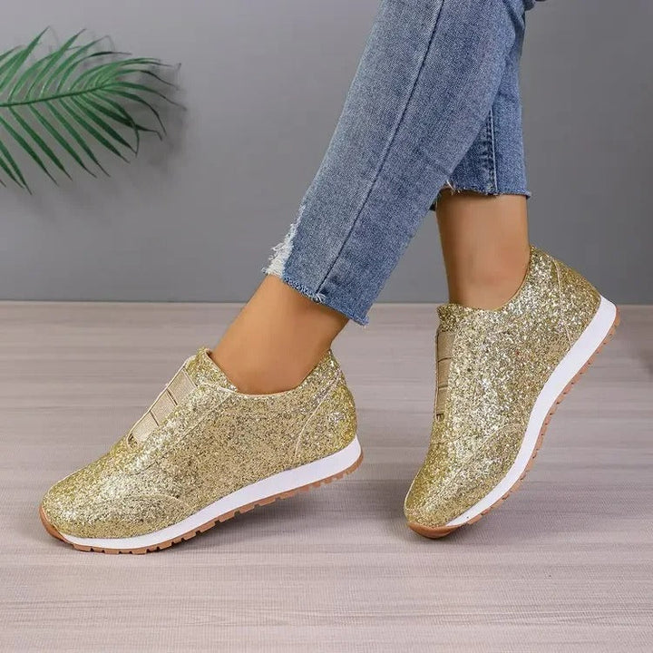 Glitzernde Nika Damen Sneakers, elegant und komfortabel, seitlich dargestellt. Perfekt für sommerliche Abenteuer.