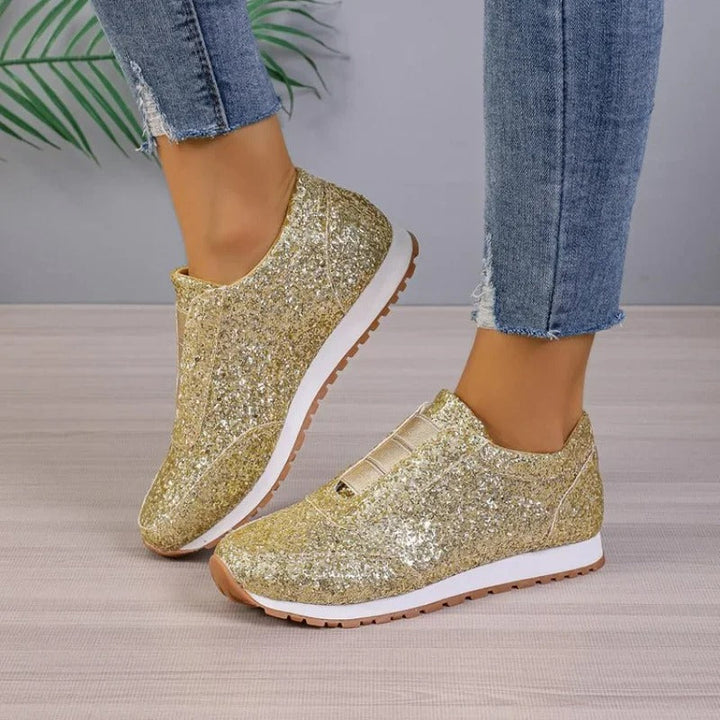 Glitzernde Nika Damen Sneakers, elegant und komfortabel, seitlich dargestellt. Perfekt für sommerliche Abenteuer.