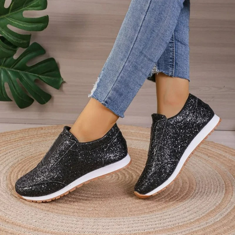 Glitzernde Nika Damen Sneakers, elegant und komfortabel, seitlich dargestellt. Perfekt für sommerliche Abenteuer.