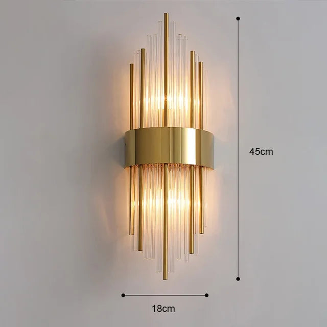 Goldene LED Wandleuchte mit modernem Design und Kristallakzenten, perfekt für stilvolle Innenbeleuchtung im Wohnzimmer.
