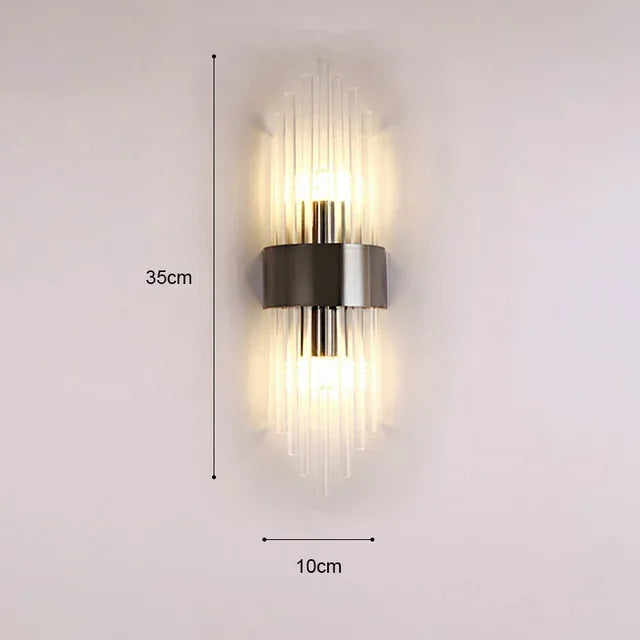 Goldene LED Wandleuchte mit modernem Design und Kristallakzenten, perfekt für stilvolle Innenbeleuchtung im Wohnzimmer.