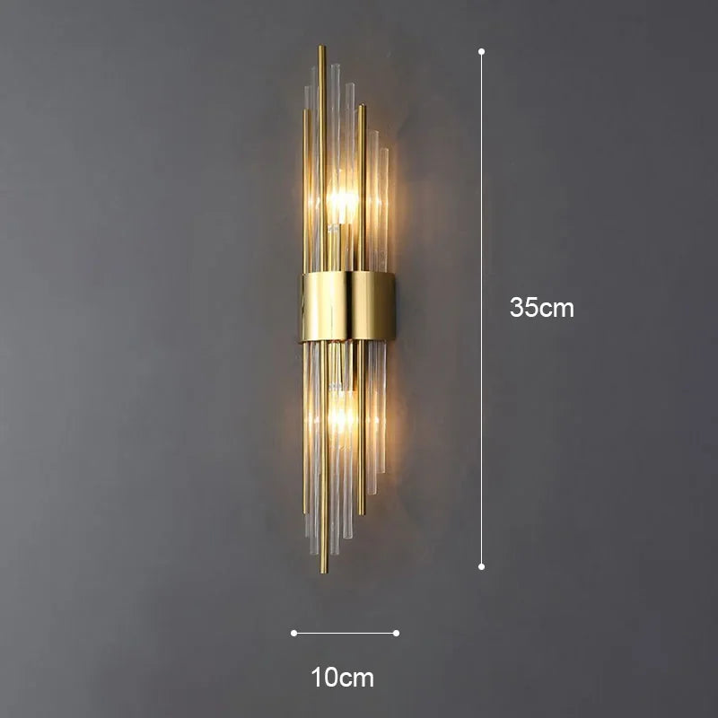 Goldene LED Wandleuchte mit modernem Design und Kristallakzenten, perfekt für stilvolle Innenbeleuchtung im Wohnzimmer.