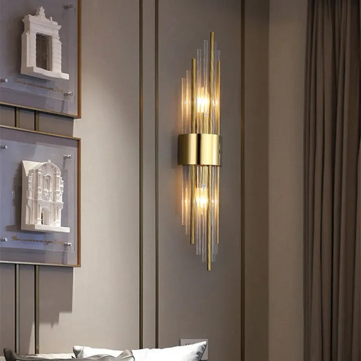 Goldene LED Wandleuchte mit modernem Design und Kristallakzenten, perfekt für stilvolle Innenbeleuchtung im Wohnzimmer.