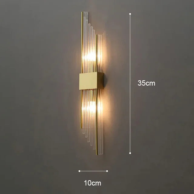 Goldene LED Wandleuchte mit modernem Design und Kristallakzenten, perfekt für stilvolle Innenbeleuchtung im Wohnzimmer.