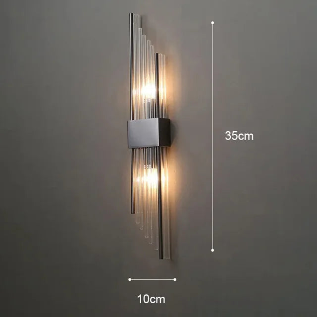 Goldene LED Wandleuchte mit modernem Design und Kristallakzenten, perfekt für stilvolle Innenbeleuchtung im Wohnzimmer.