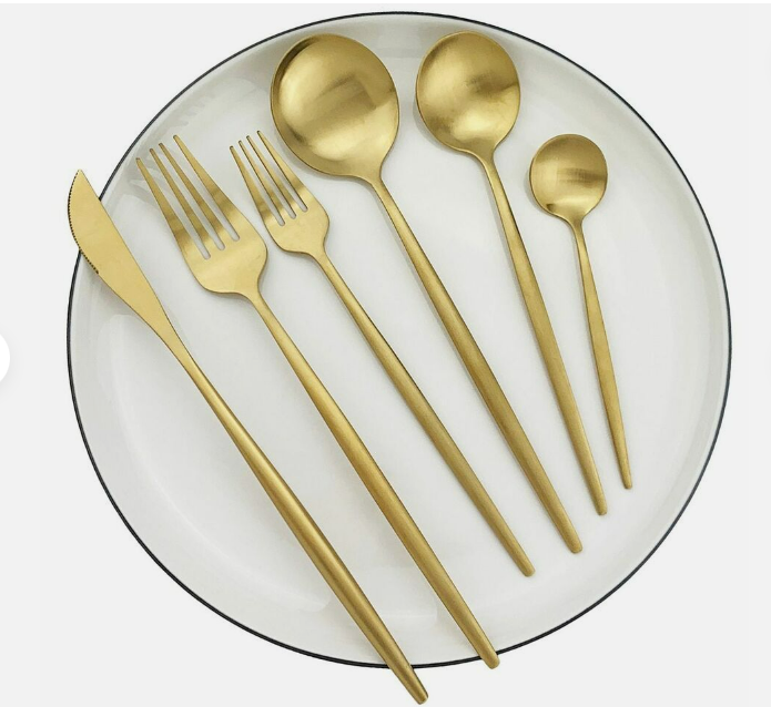 "Goldenes Edelstahl-Besteckset mit elegantem minimalistischen Design, ideal für moderne Tischdekorationen."