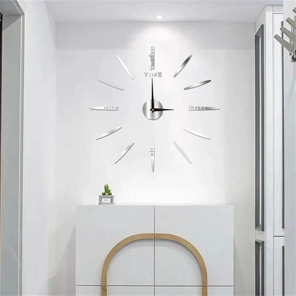 "Große Acryl Wanduhr mit Spiegeloptik, modernem Design, glatten Oberflächen und klaren Linien für Wohnzimmer-Dekor."