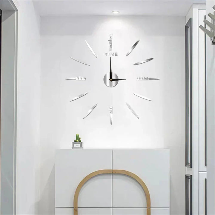 "Große Acryl Wanduhr mit Spiegeloptik, modernem Design, glatten Oberflächen und klaren Linien für Wohnzimmer-Dekor."