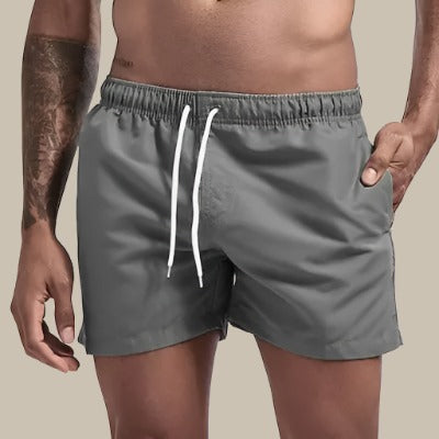 Grüne Herren Schwimmshorts, schnelltrocknend, elastischer Bund mit Kordelzug und Taschen, komfortabel für Strand und Pool.