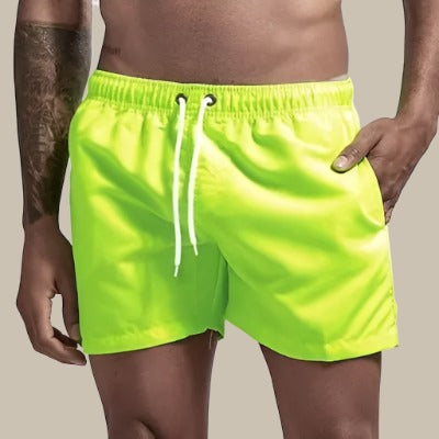 Grüne Herren Schwimmshorts, schnelltrocknend, elastischer Bund mit Kordelzug und Taschen, komfortabel für Strand und Pool.