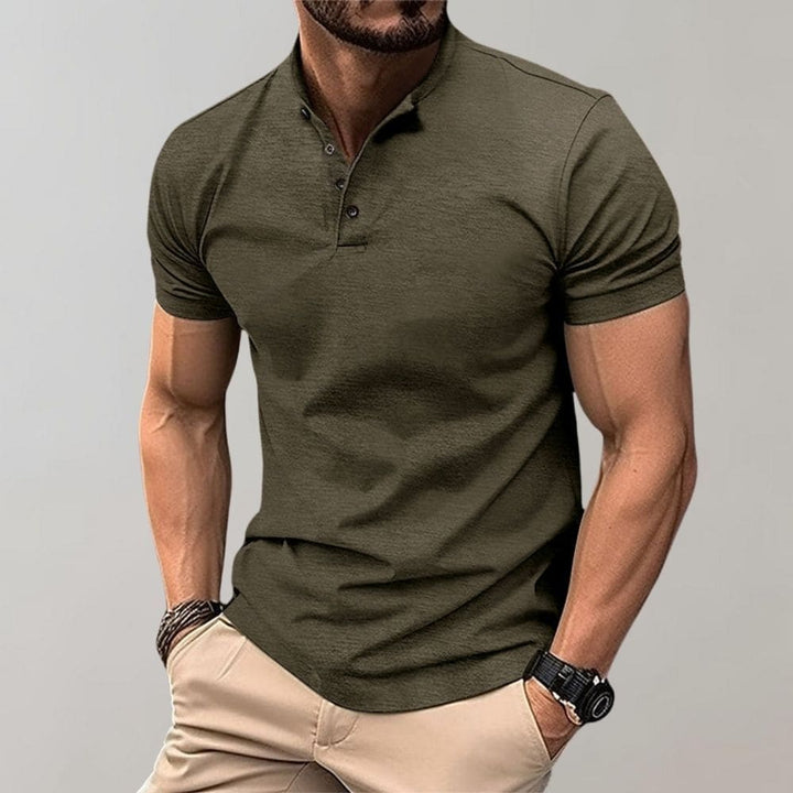Grünes Polo Shirt für Herren, elegant, lässig, vielseitig kombinierbar, mit klassischem Kragen und Knopfleiste.