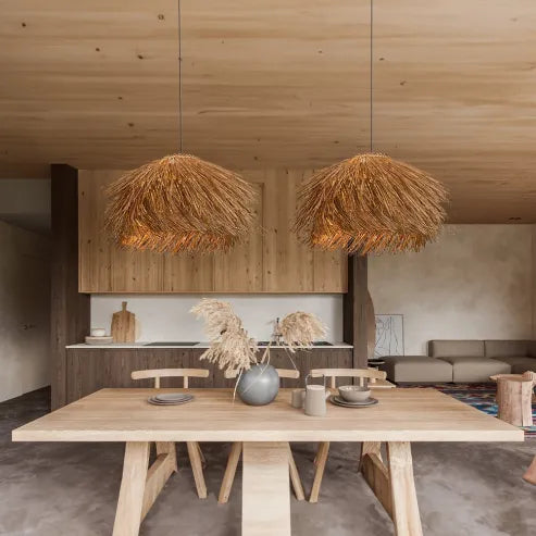 "Handgefertigte Rattan-Pendelleuchte im Vintage-Stil, mit schwarzem Eisen-Baldachin, für Wohnzimmer oder Esstisch."