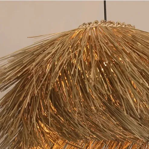 "Handgefertigte Rattan-Pendelleuchte im Vintage-Stil, mit schwarzem Eisen-Baldachin, für Wohnzimmer oder Esstisch."