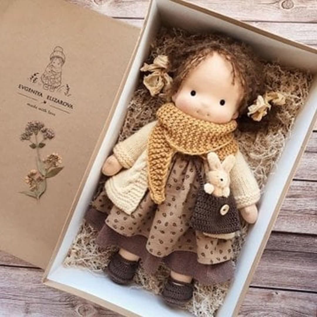 "Handgefertigte Waldorf-Puppe, 30 cm, aus Naturmaterialien mit braunem Kleid, ideal für fantasievolles Kinderspiel."