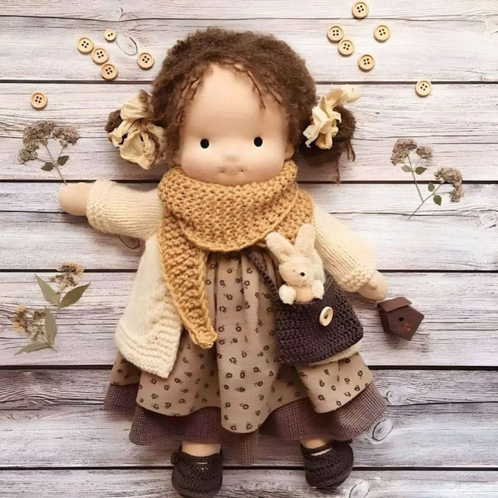 "Handgefertigte Waldorf-Puppe, 30 cm, aus Naturmaterialien mit braunem Kleid, ideal für fantasievolles Kinderspiel."