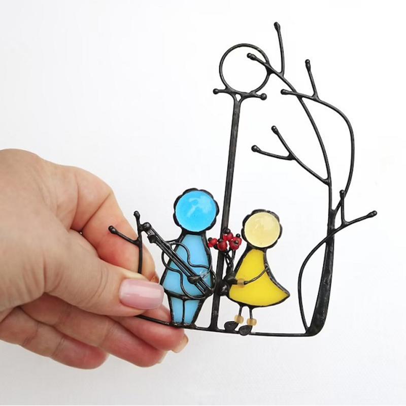 "Handgefertigter Sonnenfänger aus Buntglas, kunstvoll bemalt, schillernder Fensterbehang für ein farbenfrohes Zuhause."