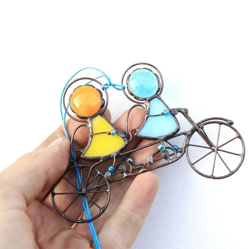 "Handgefertigter Sonnenfänger aus Buntglas, kunstvoll bemalt, schillernder Fensterbehang für ein farbenfrohes Zuhause."