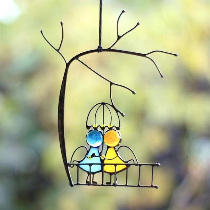 "Handgefertigter Sonnenfänger, buntes Glas im Fenster, erzeugt leuchtendes Farbspiel, künstlerischer Fensterschmuck für Zuhau