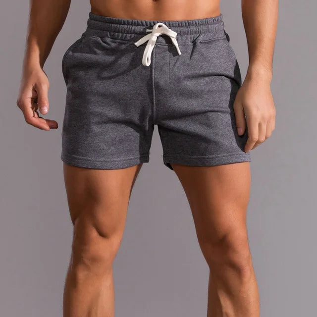 "Herren Baumwoll Shorts mit Seitentaschen, beige, ideal für Sommermode, atmungsaktiv und elegant, klassische Passform."