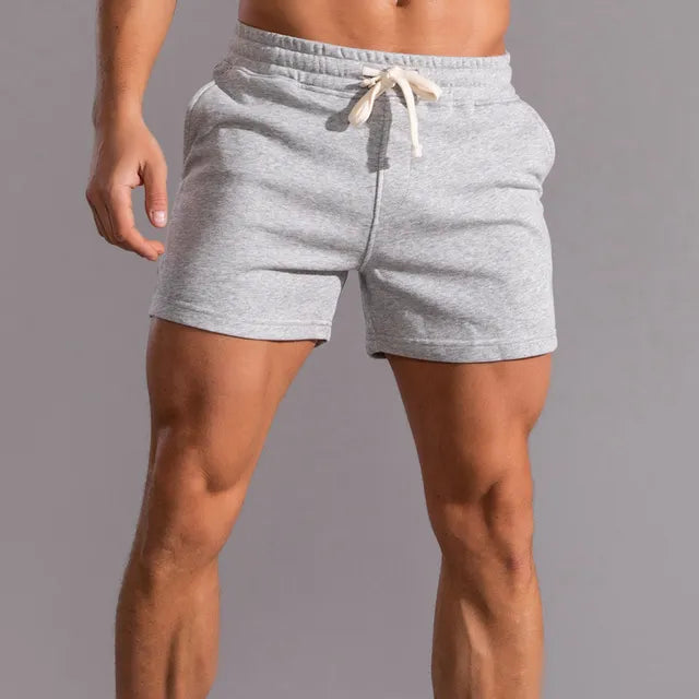 "Herren Baumwoll Shorts mit Seitentaschen, beige, ideal für Sommermode, atmungsaktiv und elegant, klassische Passform."