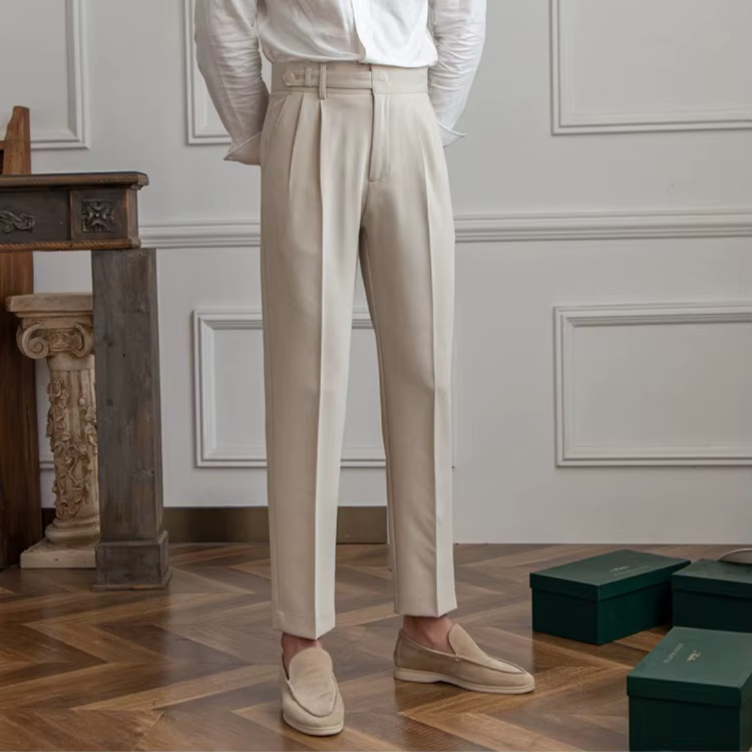 "Herren Bundfaltenhose, hoher Bund, elegante Chinos mit Falten, klassische Silhouette, vielseitig für Business und Anlässe."