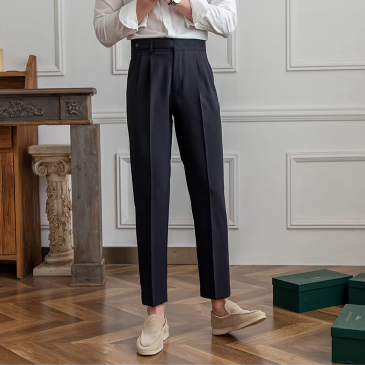 "Herren Bundfaltenhose, hoher Bund, elegante Chinos mit Falten, klassische Silhouette, vielseitig für Business und Anlässe."
