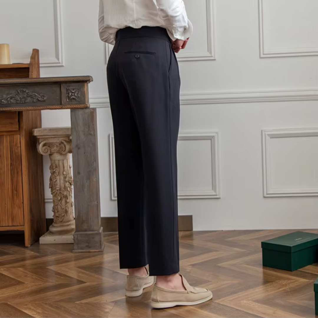 "Herren Bundfaltenhose, hoher Bund, elegante Chinos mit Falten, klassische Silhouette, vielseitig für Business und Anlässe."