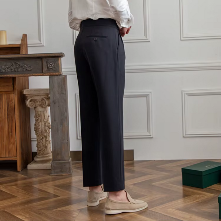 "Herren Bundfaltenhose, hoher Bund, elegante Chinos mit Falten, klassische Silhouette, vielseitig für Business und Anlässe."