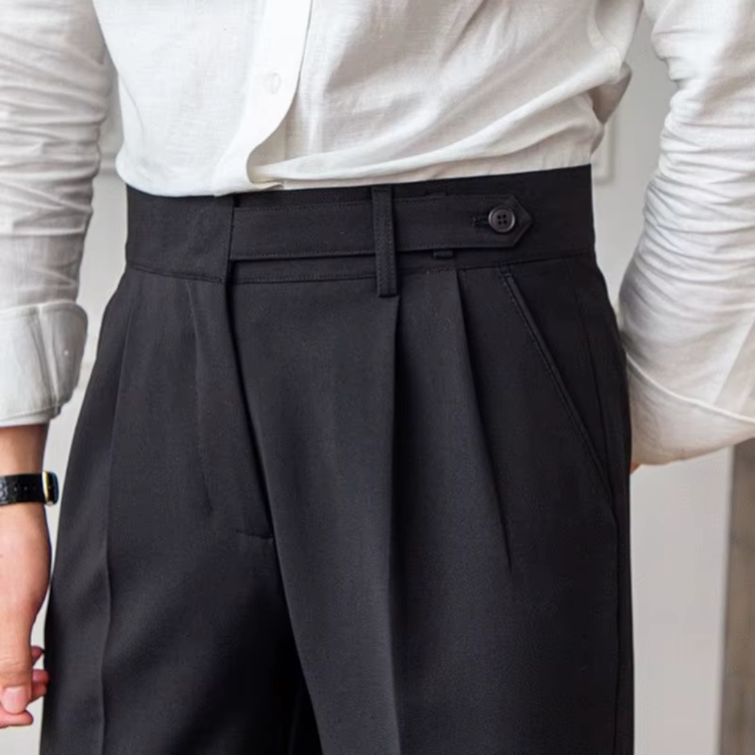 "Herren Bundfaltenhose, hoher Bund, elegante Chinos mit Falten, klassische Silhouette, vielseitig für Business und Anlässe."