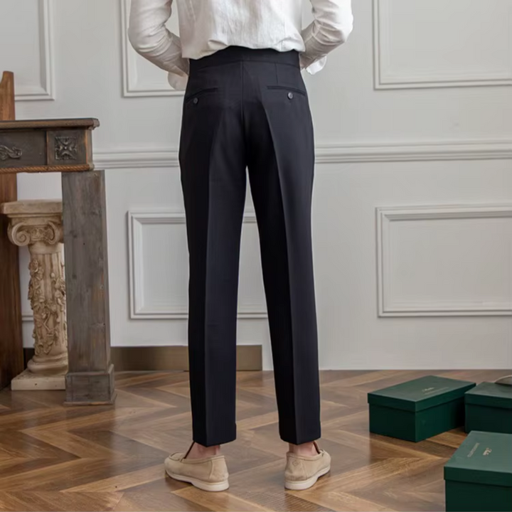 "Herren Bundfaltenhose, hoher Bund, elegante Chinos mit Falten, klassische Silhouette, vielseitig für Business und Anlässe."