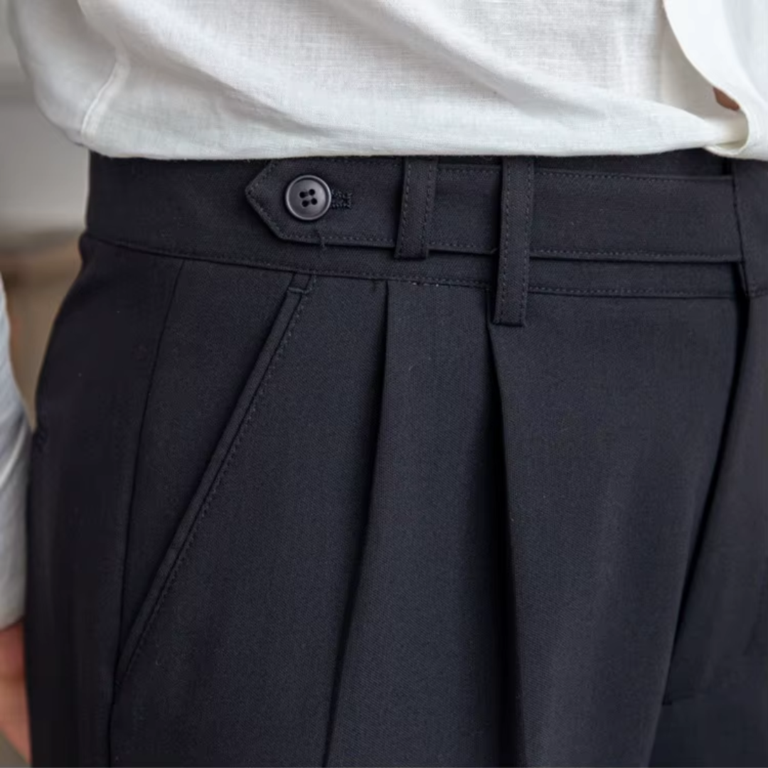 "Herren Bundfaltenhose, hoher Bund, elegante Chinos mit Falten, klassische Silhouette, vielseitig für Business und Anlässe."