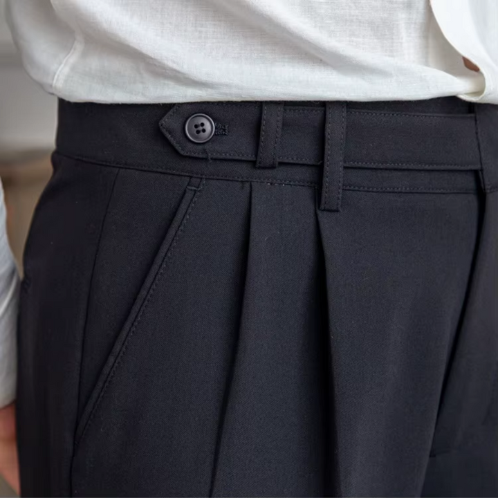 "Herren Bundfaltenhose, hoher Bund, elegante Chinos mit Falten, klassische Silhouette, vielseitig für Business und Anlässe."