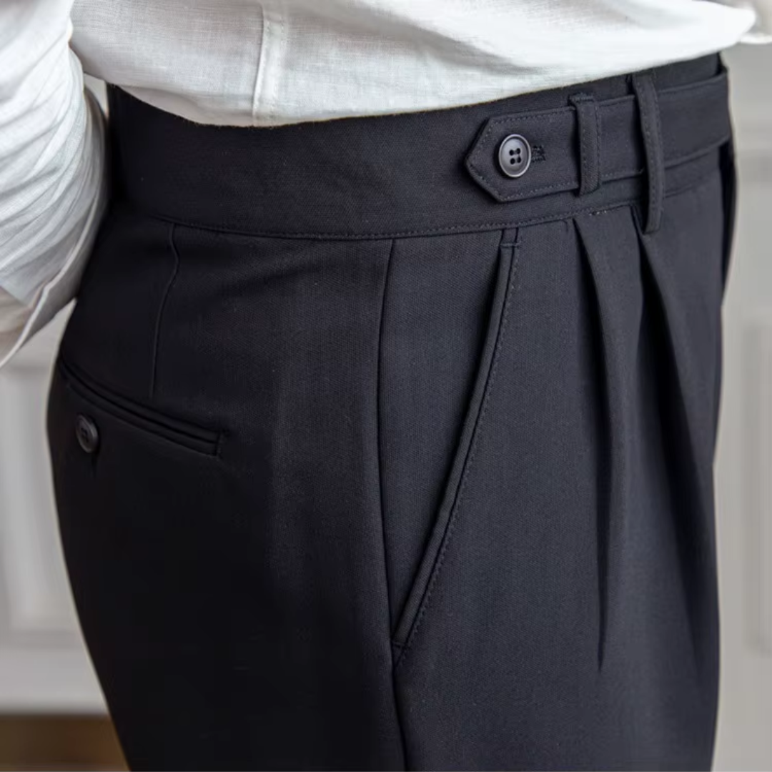 "Herren Bundfaltenhose, hoher Bund, elegante Chinos mit Falten, klassische Silhouette, vielseitig für Business und Anlässe."