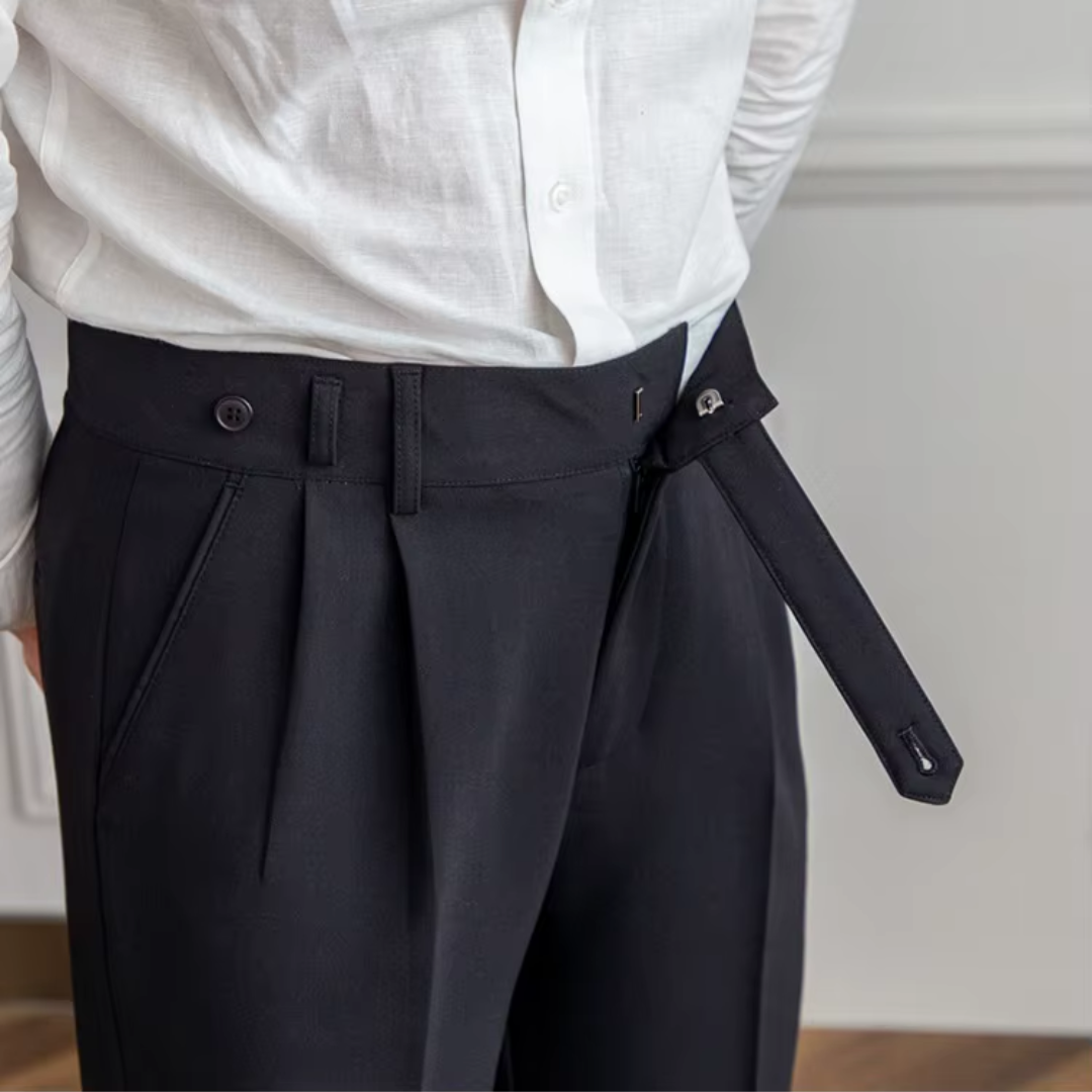 "Herren Bundfaltenhose, hoher Bund, elegante Chinos mit Falten, klassische Silhouette, vielseitig für Business und Anlässe."