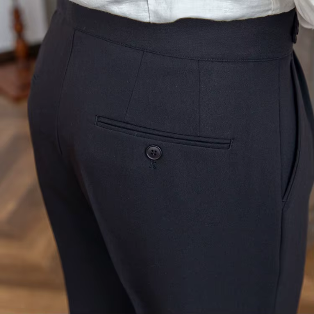 "Herren Bundfaltenhose, hoher Bund, elegante Chinos mit Falten, klassische Silhouette, vielseitig für Business und Anlässe."