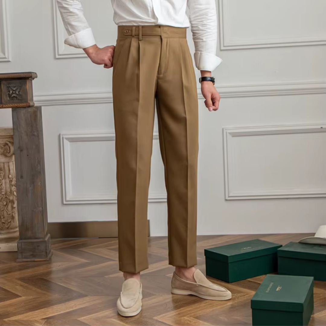 "Herren Bundfaltenhose, hoher Bund, elegante Chinos mit Falten, klassische Silhouette, vielseitig für Business und Anlässe."