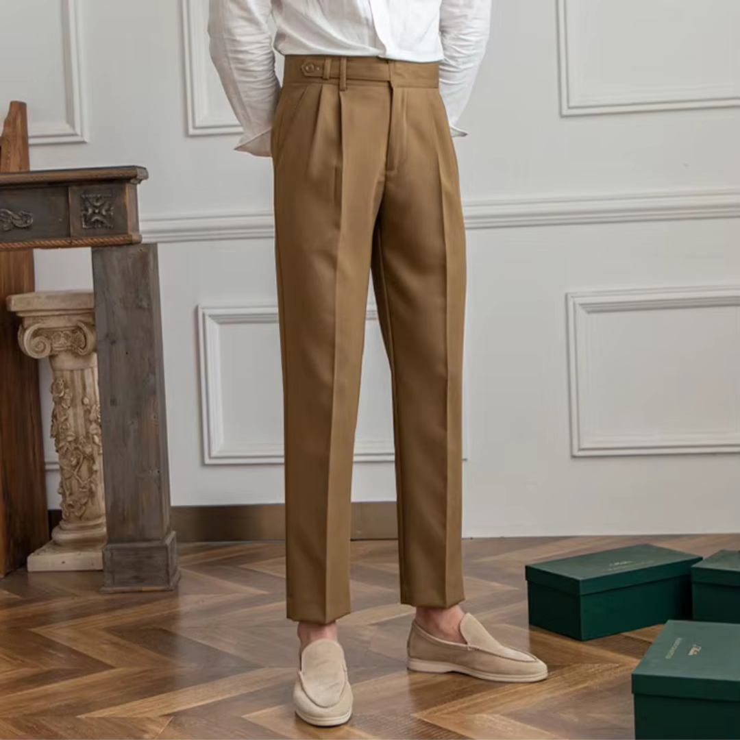 "Herren Bundfaltenhose, hoher Bund, elegante Chinos mit Falten, klassische Silhouette, vielseitig für Business und Anlässe."