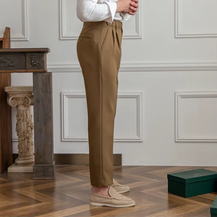 "Herren Bundfaltenhose, hoher Bund, elegante Chinos mit Falten, klassische Silhouette, vielseitig für Business und Anlässe."