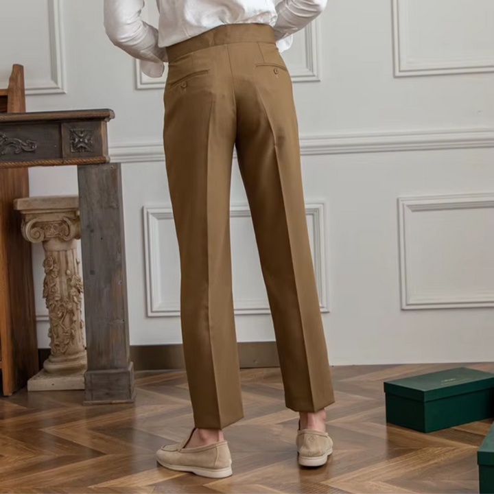 "Herren Bundfaltenhose, hoher Bund, elegante Chinos mit Falten, klassische Silhouette, vielseitig für Business und Anlässe."