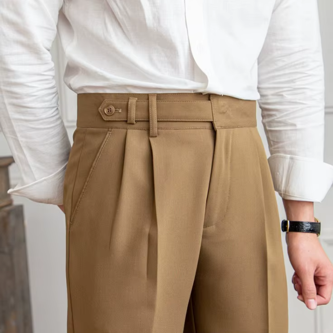 "Herren Bundfaltenhose, hoher Bund, elegante Chinos mit Falten, klassische Silhouette, vielseitig für Business und Anlässe."