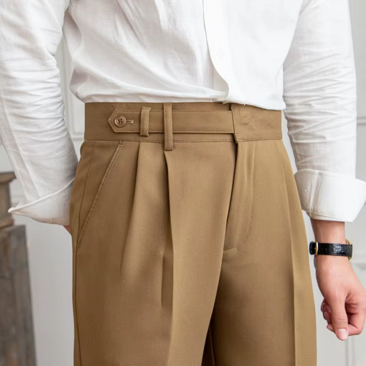 "Herren Bundfaltenhose, hoher Bund, elegante Chinos mit Falten, klassische Silhouette, vielseitig für Business und Anlässe."